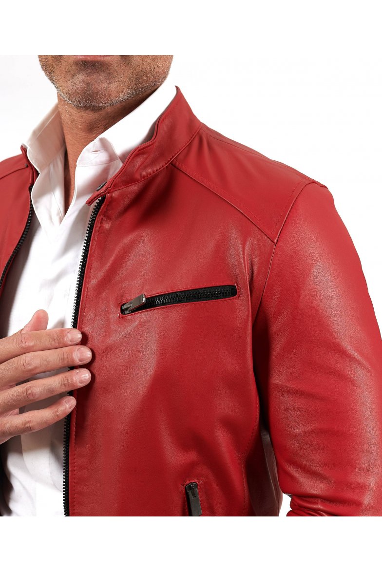 Rote lederjacke mit vier taschen...