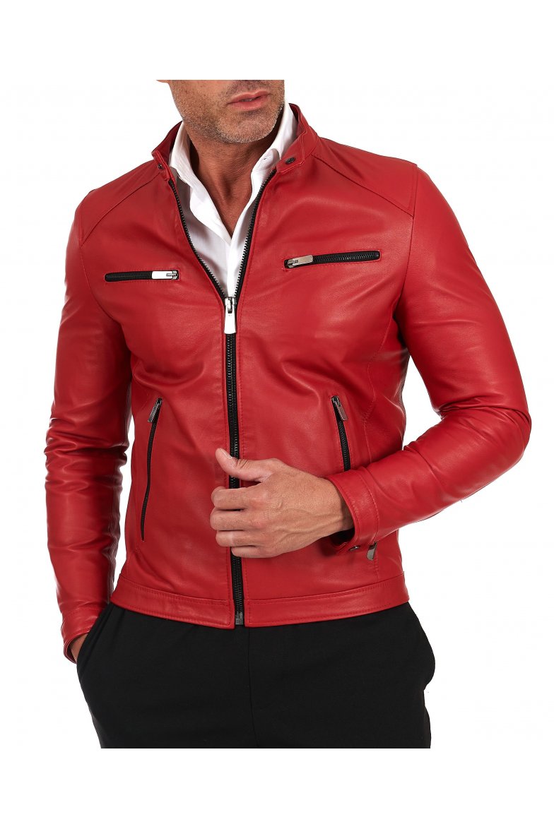 Rote lederjacke mit vier taschen...