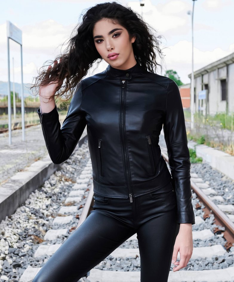schwarze bikerjacke aus glattem nappa...