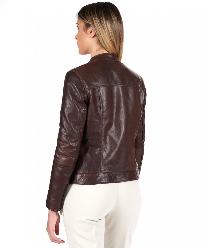 Dunkelbraune bikerjacke aus leder im...