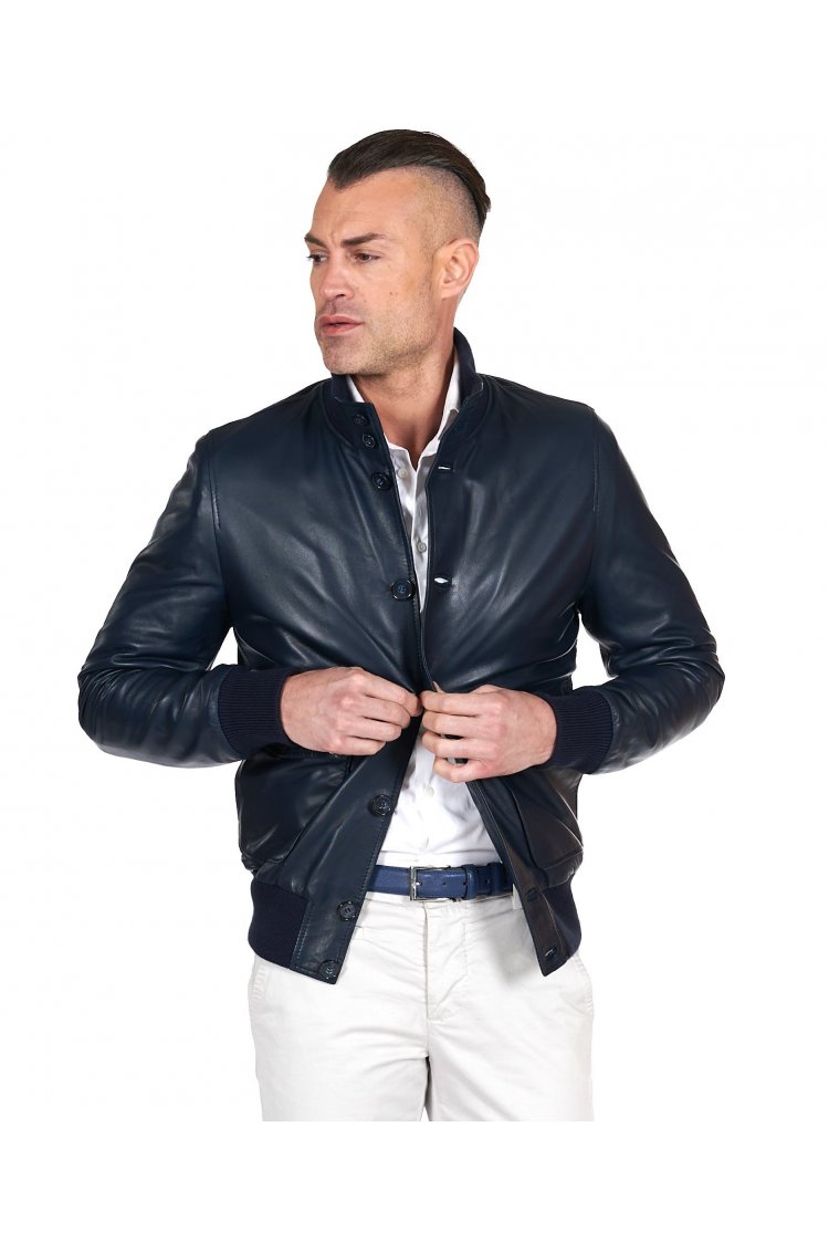 Blaue bomber lederjacke mit knöpfen und taschen