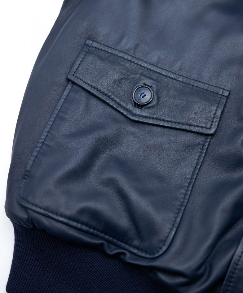 Blaue bomber lederjacke mit knöpfen...